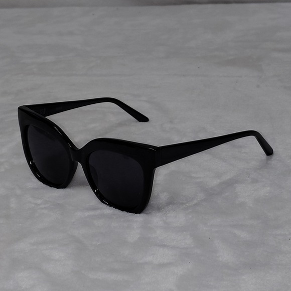 GAP Accessories - GAP Suzie Oversized Cat Eye Sunglasses Black Plastic Frame Dark Lenses